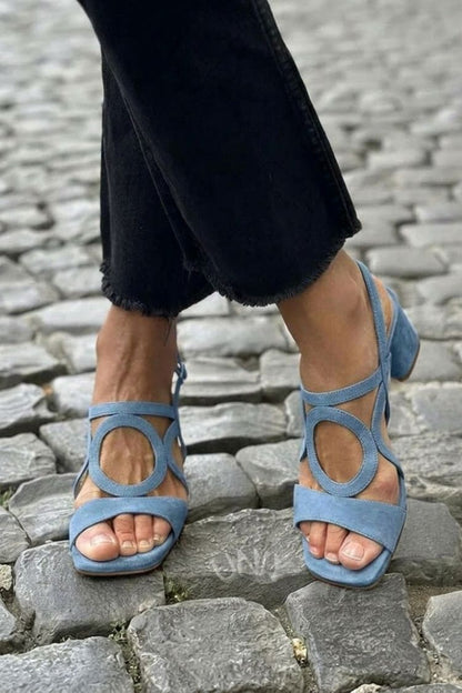 Sandales à talon jaunes à bride arrière, bout carré et découpes rondes