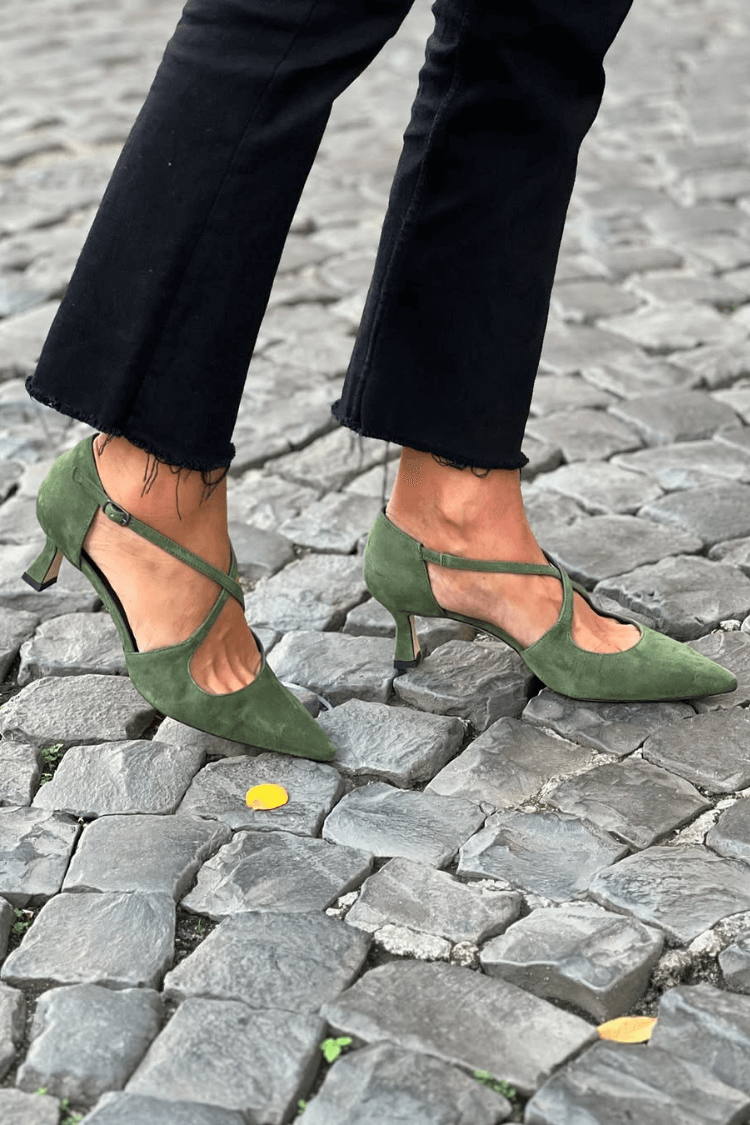Escarpins à talon kitten en daim vert à brides croisées et bout pointu