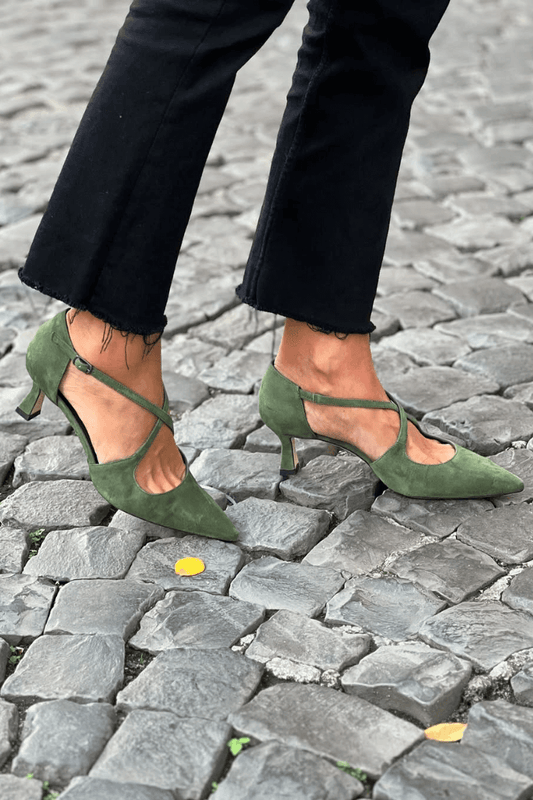 Escarpins à talon kitten en daim vert à brides croisées et bout pointu