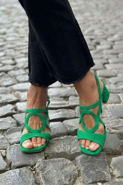 Sandales à talon jaunes à bride arrière, bout carré et découpes rondes