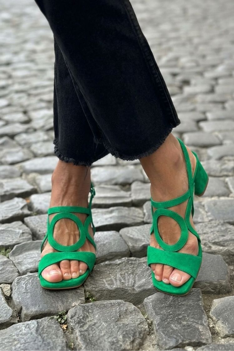 Sandales à talon jaunes à bride arrière, bout carré et découpes rondes