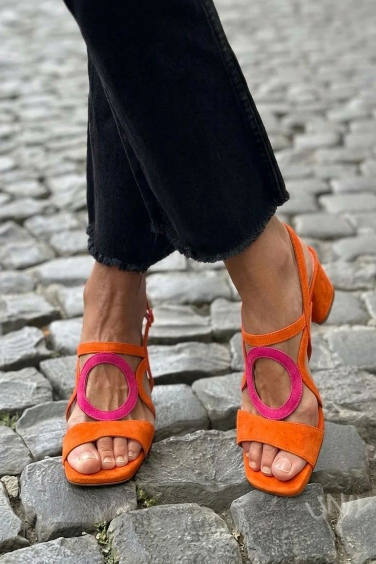 Sandales à talon jaunes à bride arrière, bout carré et découpes rondes