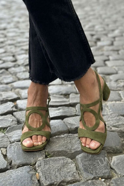 Sandales à talon jaunes à bride arrière, bout carré et découpes rondes