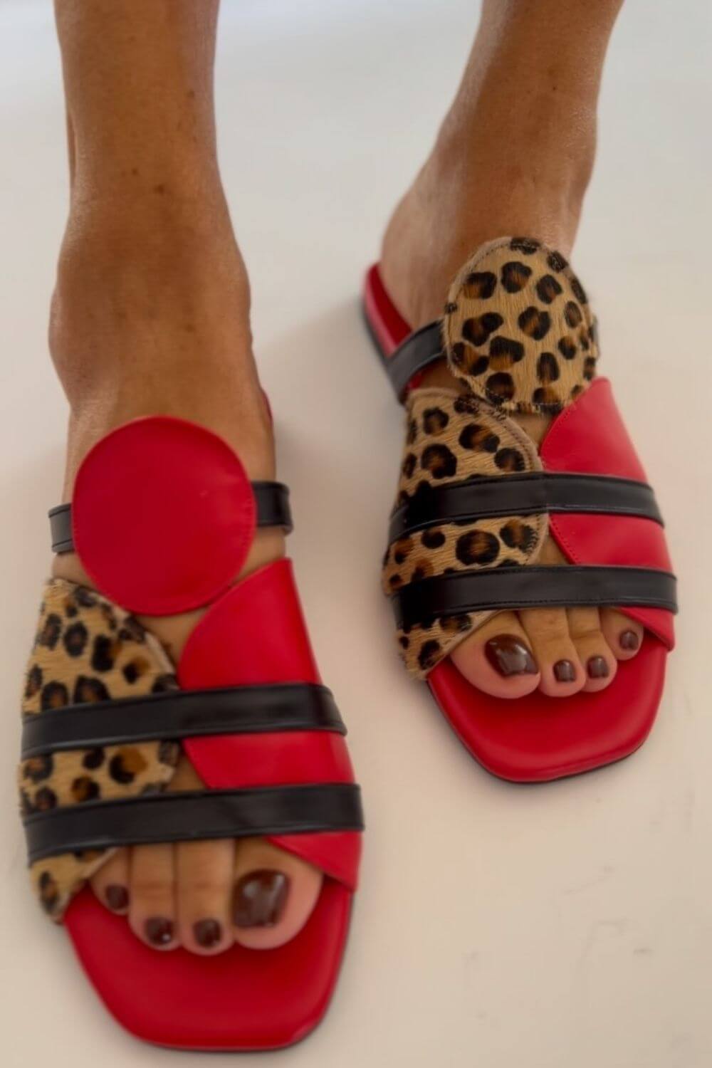Mules rouges à bout carré, color block et imprimé léopard