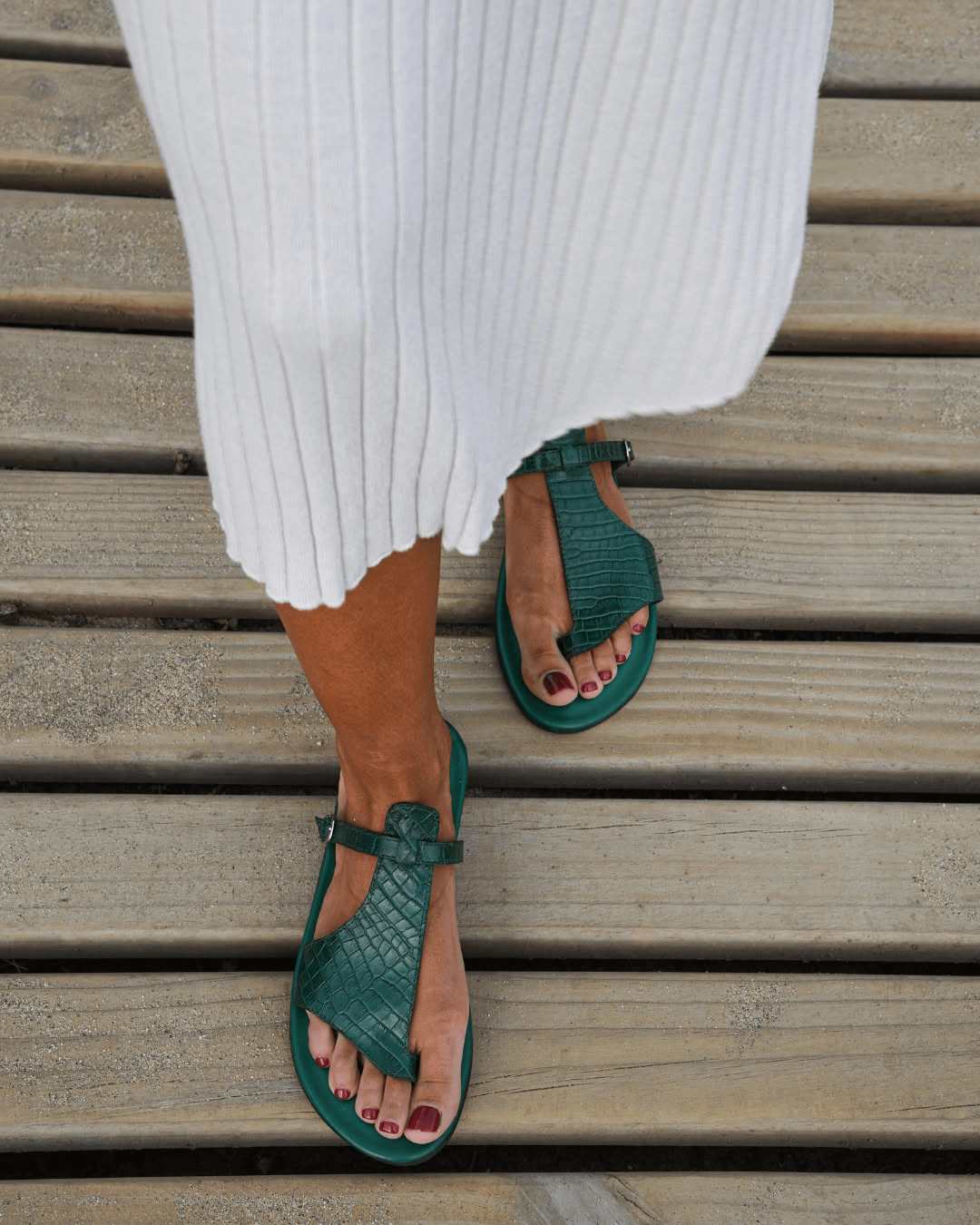 Sandales tongs effet crocodile avec bride et boucle sur le cou-de-pied