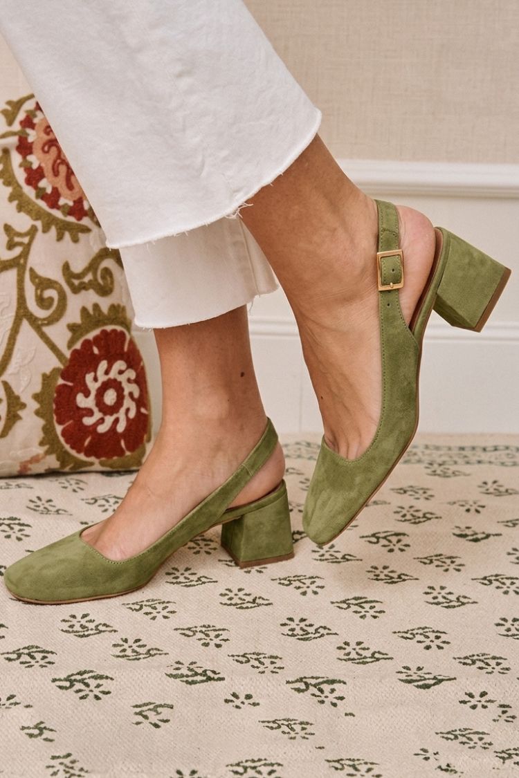 Escarpins à talon bloc kaki à boucle, bride slingback et bout carré uni