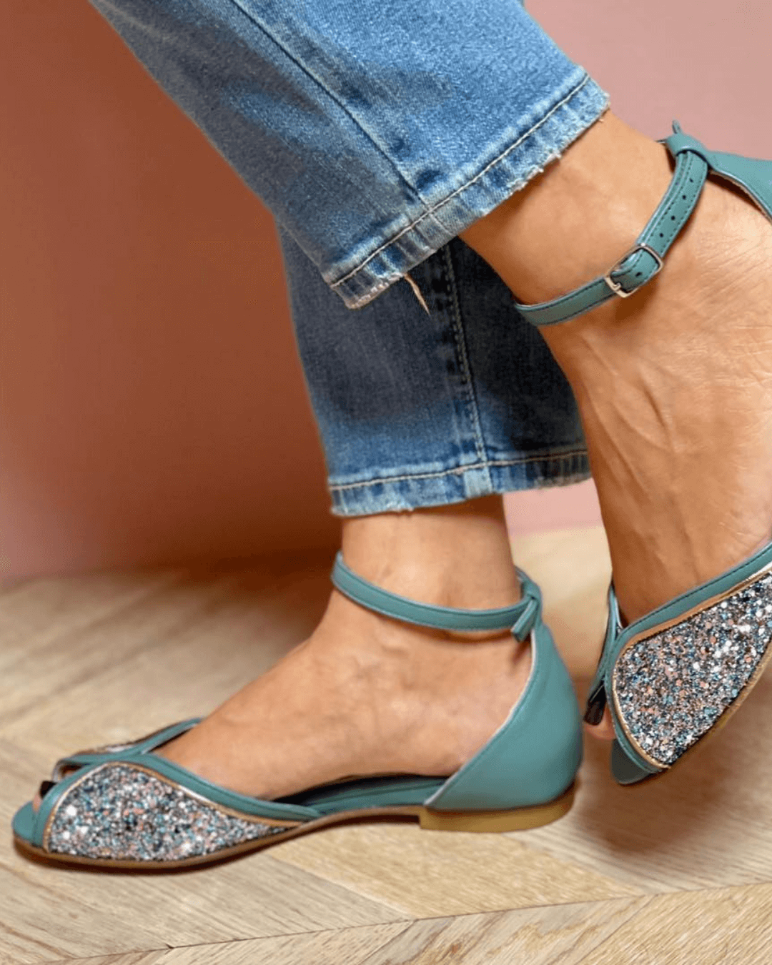 Sandales à boucle cheville, bout ouvert, patchwork et paillettes