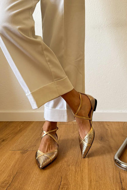 Ballerines dorées à bout pointu, brides croisées, boucle et éclat métallisé