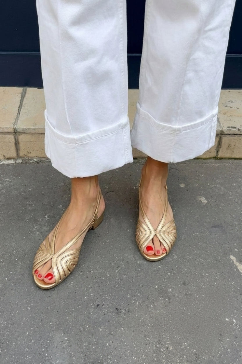 Sandales slingback dorées à brides ondulées et bout rond