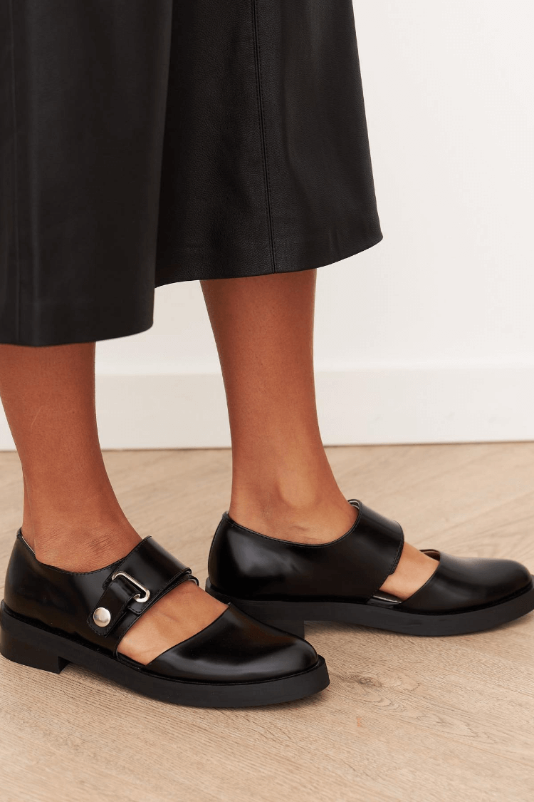 Ballerines à talon ouvert, bout rond et découpes unies