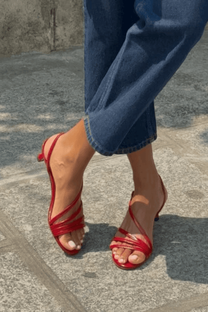 Sandales minimalistes métallisées à brides croisées à la cheville et bout ouvert