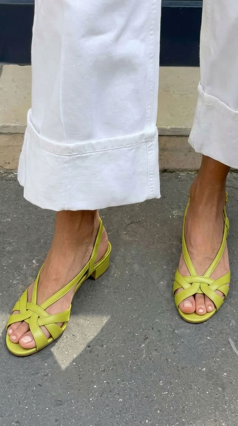 Sandales slingback à talon bas en cuir nude à brides croisées