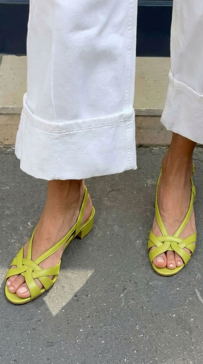 Sandales slingback nude à talon bas et brides croisées en cuir