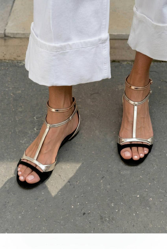 Sandales plates habillées à bride en T métallisée et bout ouvert