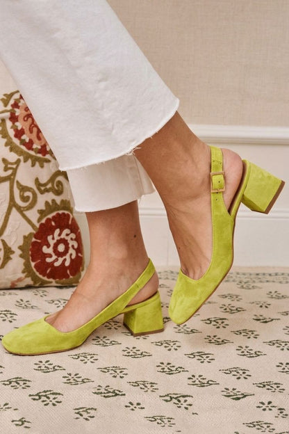 Escarpins à talon bloc kaki à boucle, bride slingback et bout carré uni