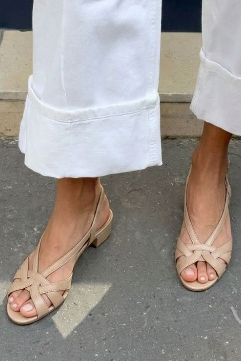 Sandales slingback nude à talon bas et brides croisées en cuir