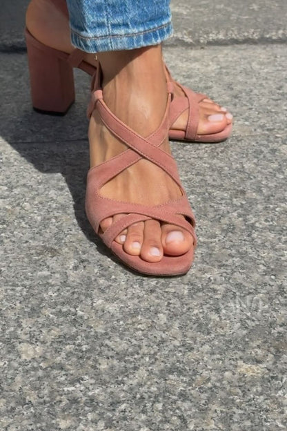 Sandales à talon bloc en daim rose à brides entrecroisées