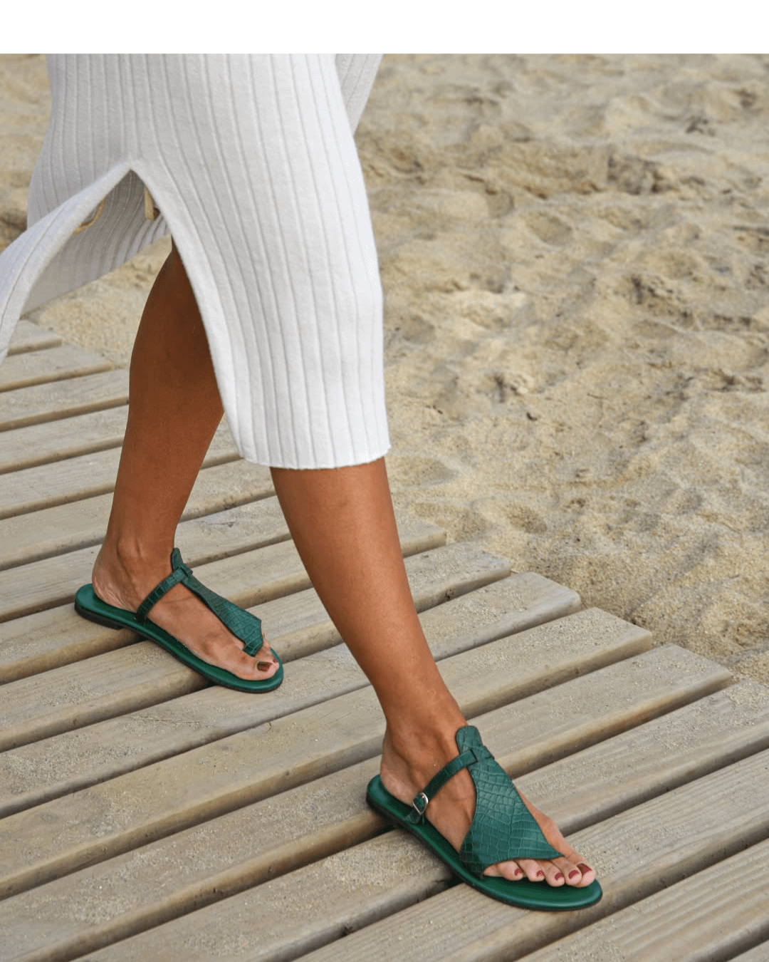 Sandales tongs effet crocodile avec bride et boucle sur le cou-de-pied