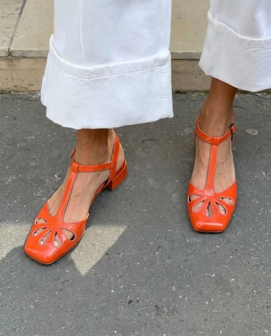 Escarpins à talon carré orange, bride en T et découpes florales