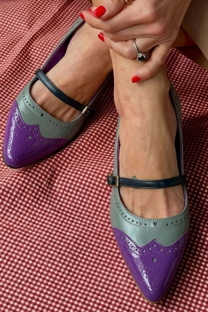 Escarpins à talon bas blancs à boucle sur le cou-de-pied, bout pointu et color block