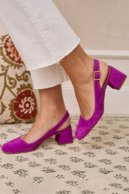 Escarpins à talon bloc kaki à boucle, bride slingback et bout carré uni
