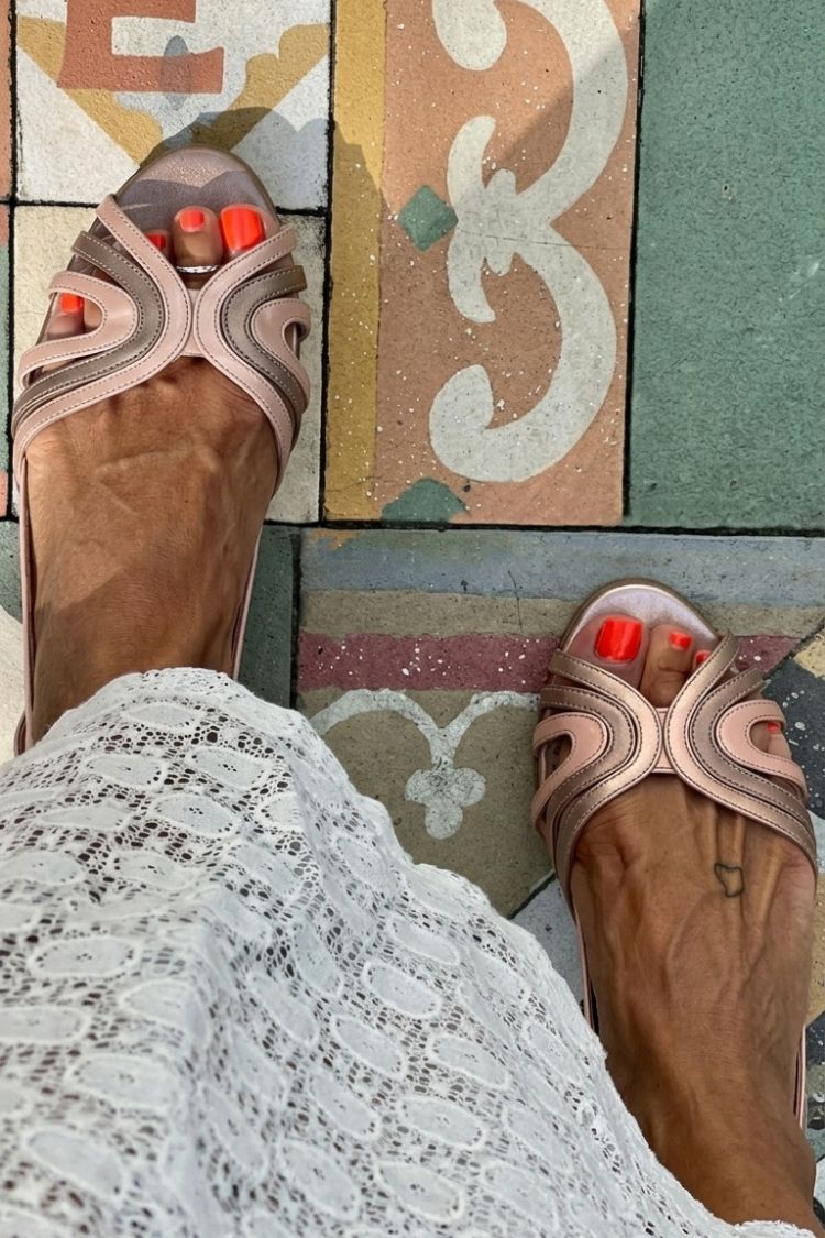 Sandales slingback violettes ajourées color block et patchwork
