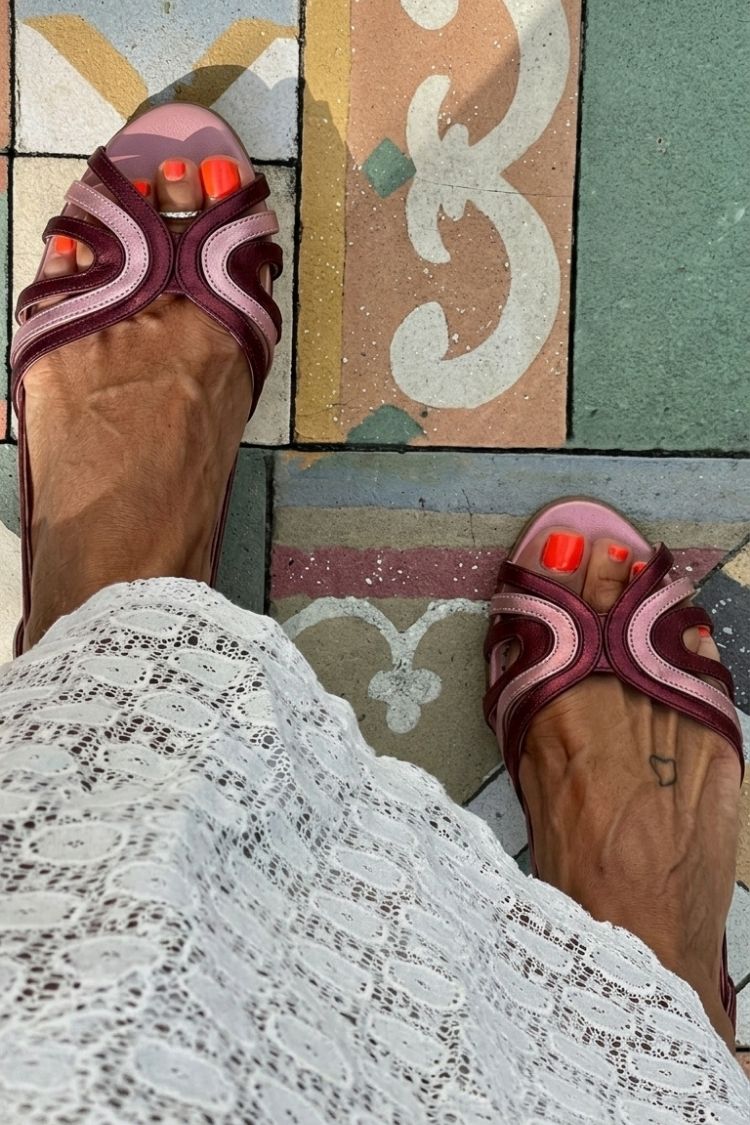 Sandales slingback violettes ajourées color block et patchwork