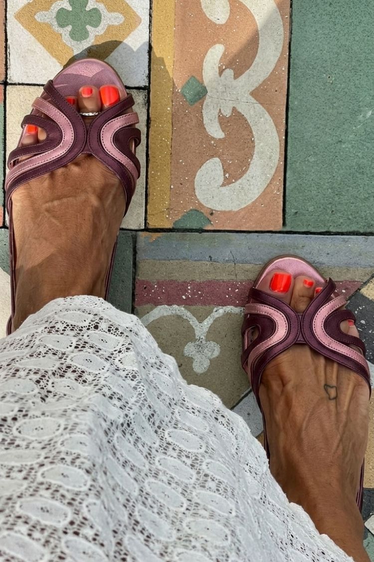 Sandales slingback violettes ajourées color block et patchwork