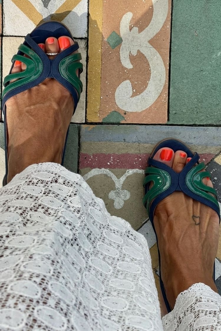 Sandales slingback violettes ajourées color block et patchwork