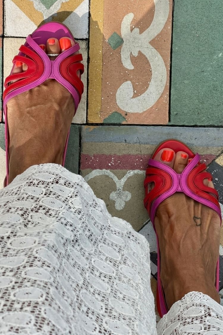 Sandales slingback violettes ajourées color block et patchwork