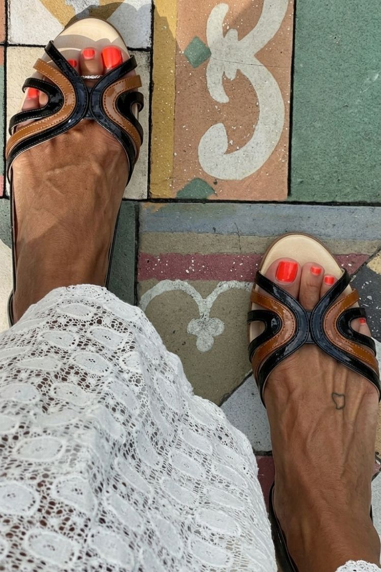 Sandales slingback violettes ajourées color block et patchwork