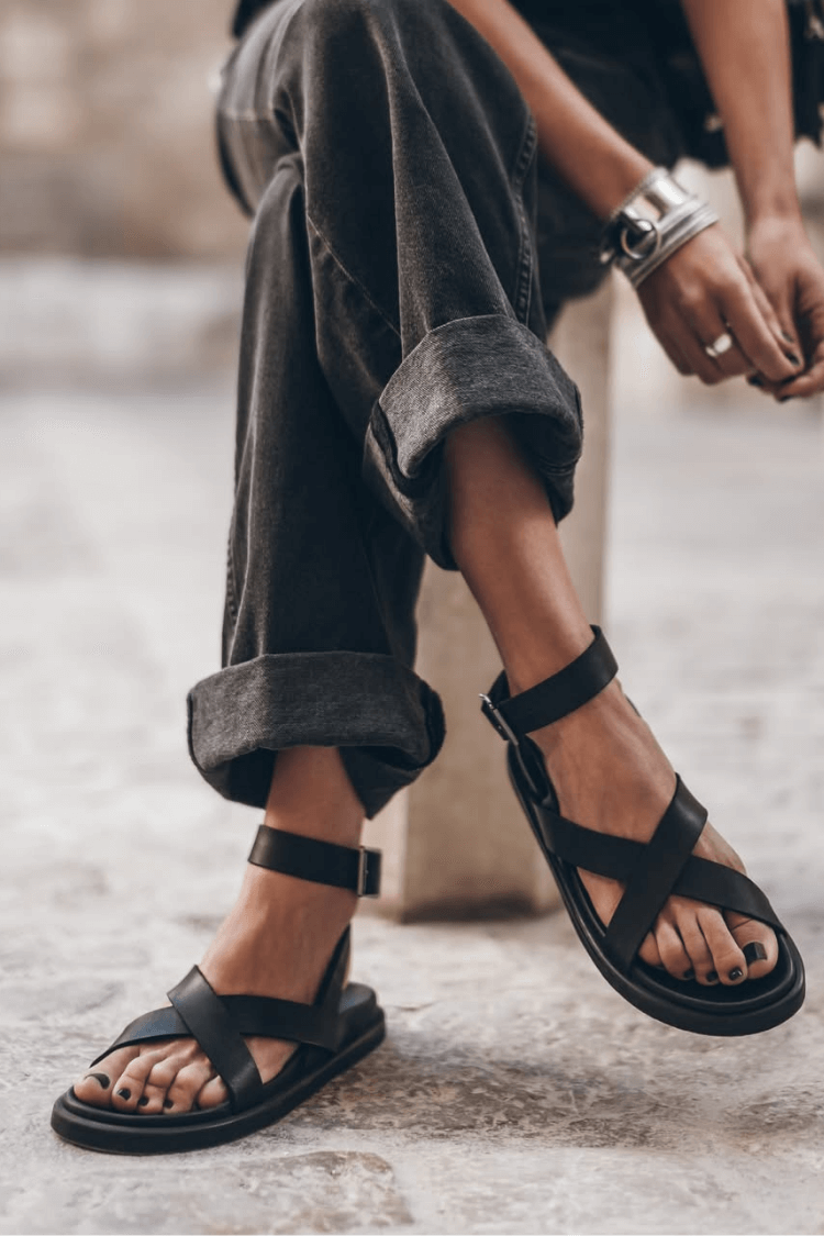 Sandales à bout ouvert en similicuir mat et brides croisées à la cheville