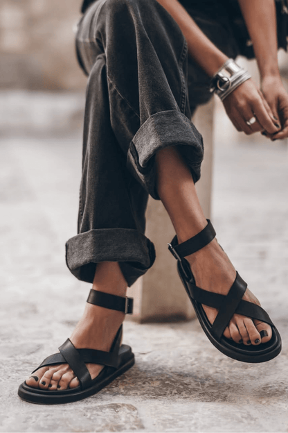 Sandales à bout ouvert en similicuir mat et brides croisées à la cheville