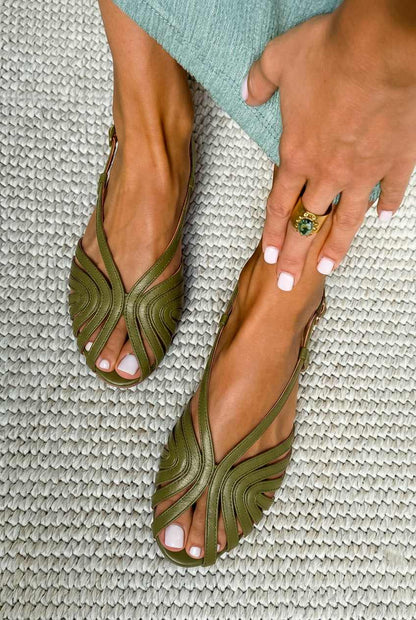 Sandales plates d'été rouges peep toe à brides effet cage en cuir