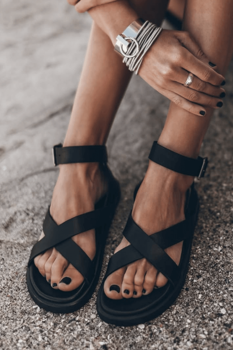 Sandales à bout ouvert en similicuir mat et brides croisées à la cheville