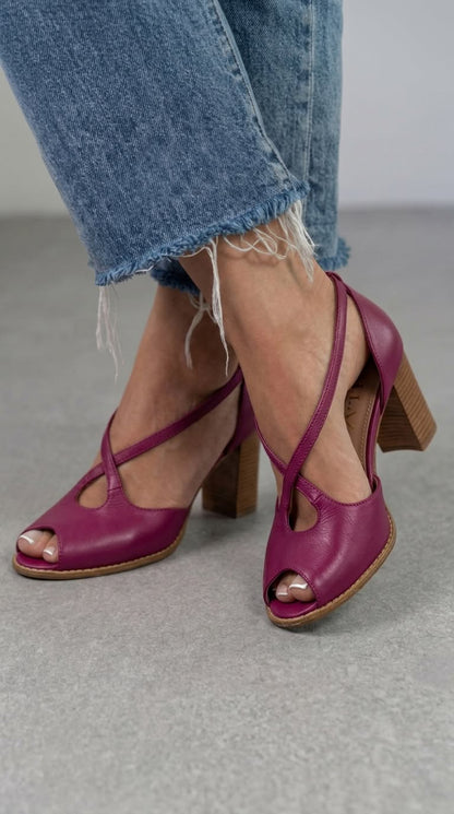 Sandales élégantes rose blush à brides croisées, bout ouvert et talon large