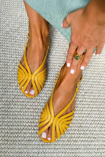 Sandales plates d'été rouges peep toe à brides effet cage en cuir