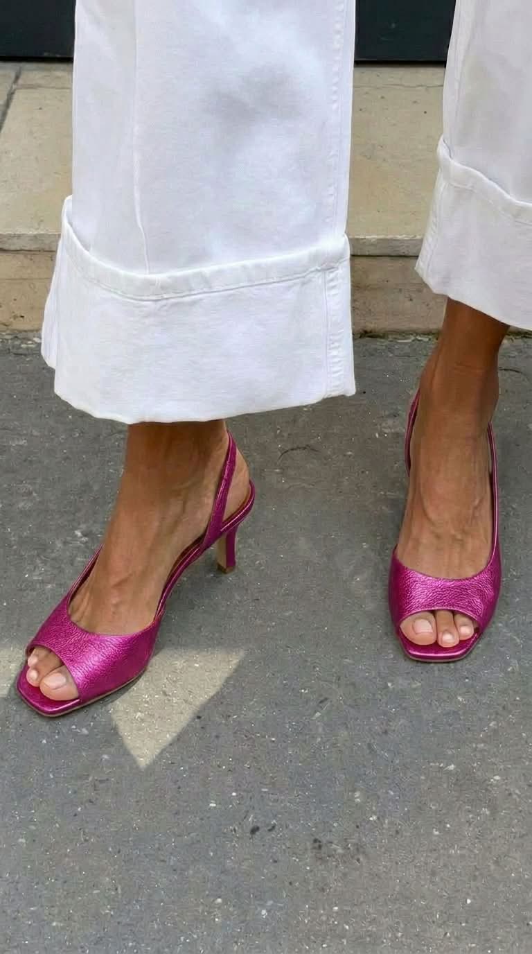 Escarpins kitten heel à bride arrière, bout ouvert et finition métallisée dorée