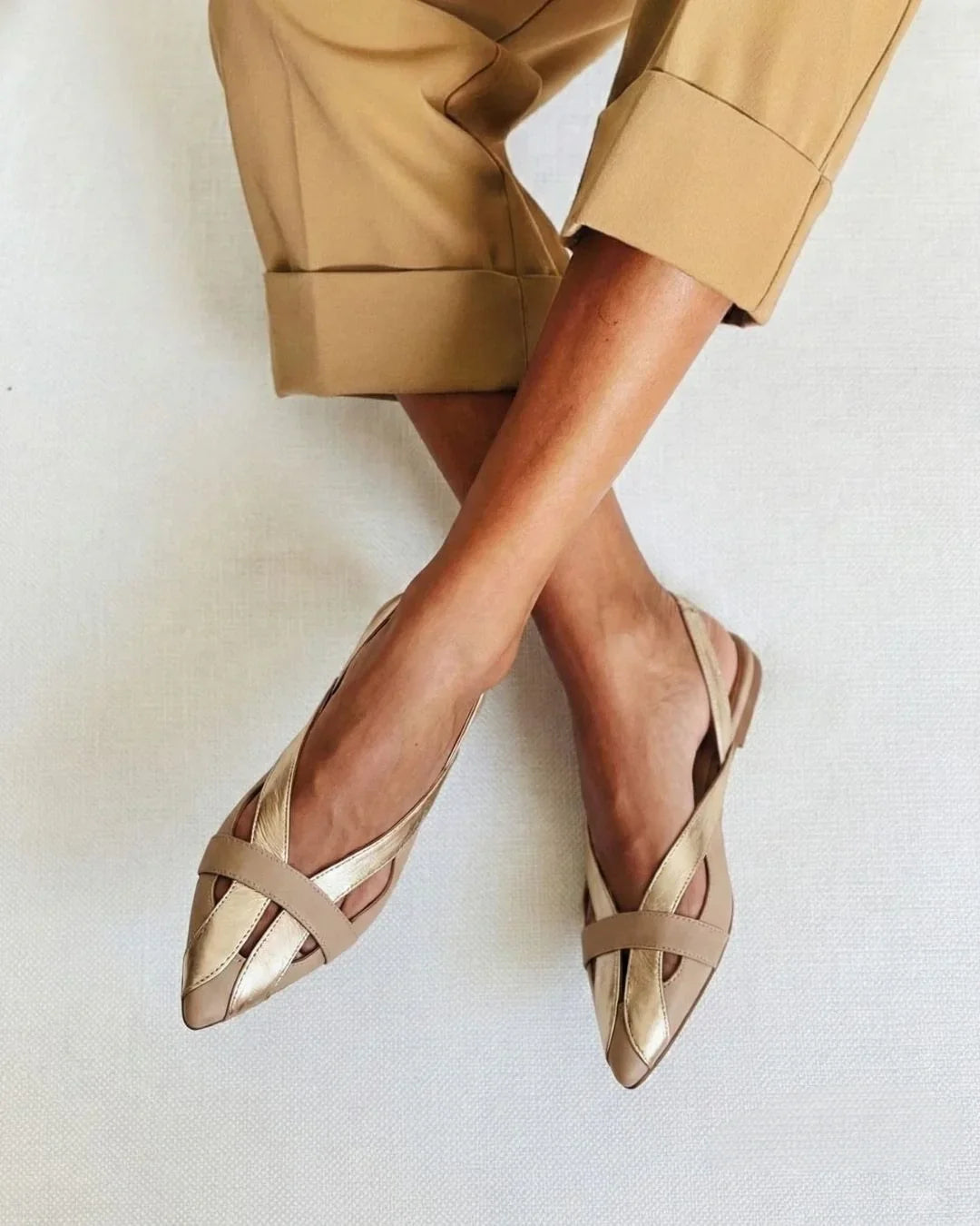 Ballerines slingback élégantes à bout doré et color block