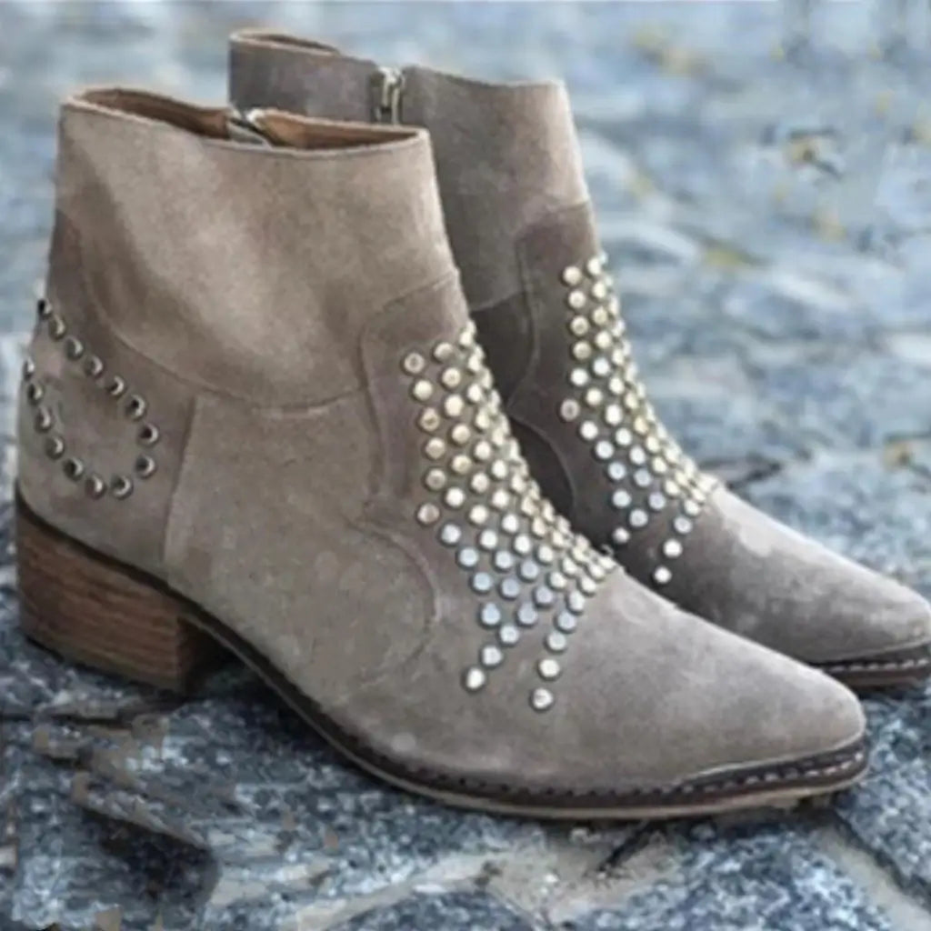 Bottines épaisses en daim texturé à bout pointu, ornées de clous