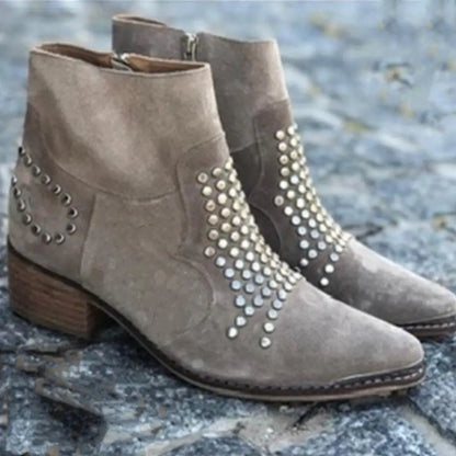 Bottines épaisses en daim texturé à bout pointu, ornées de clous