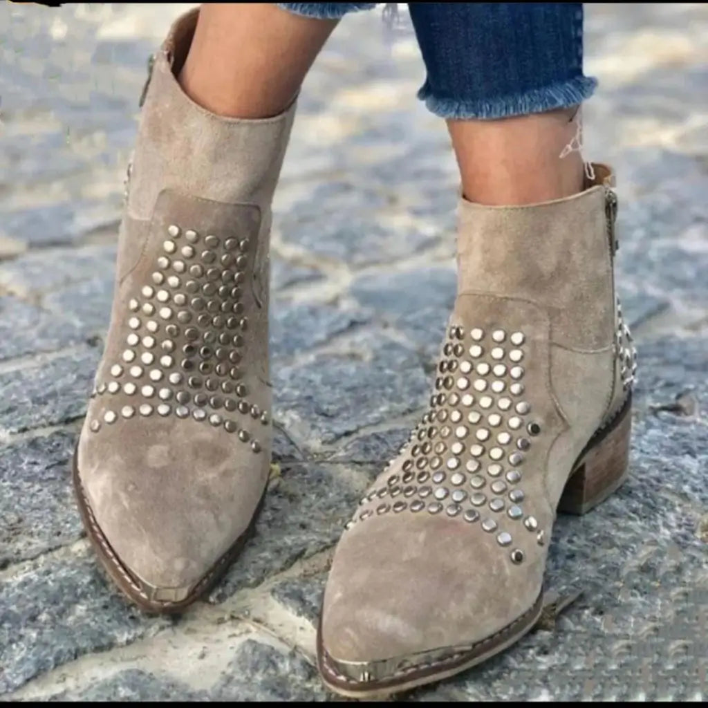 Bottines épaisses en daim texturé à bout pointu, ornées de clous