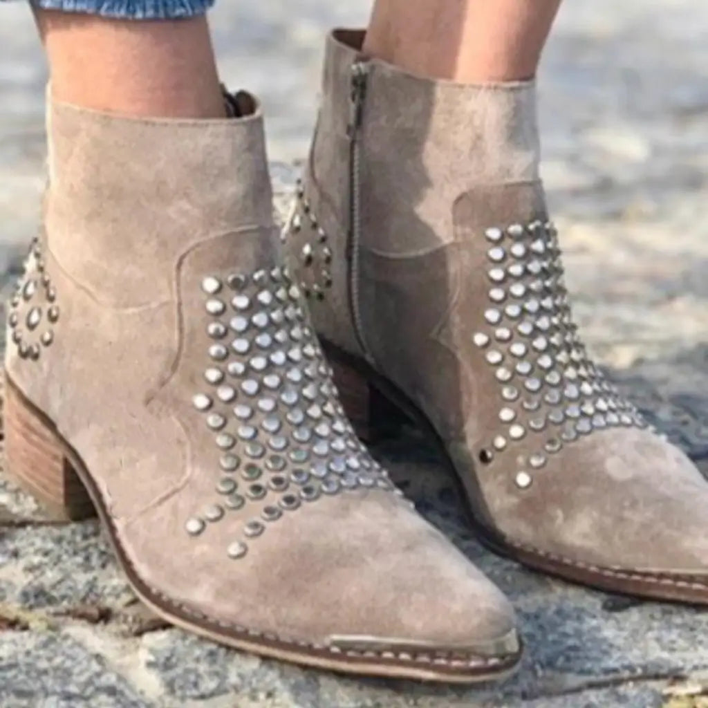 Bottines épaisses en daim texturé à bout pointu, ornées de clous
