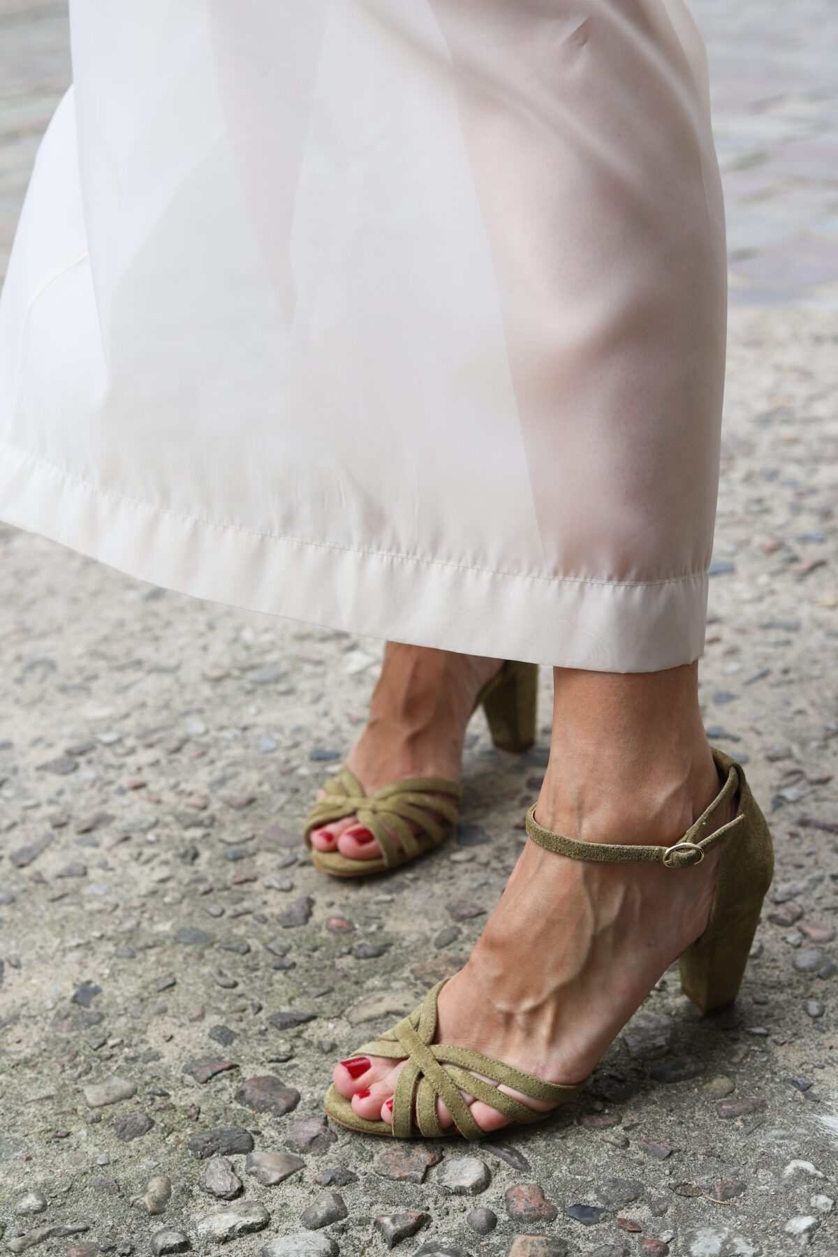 Sandales à petit talon, brides croisées et bout ouvert en daim rouge
