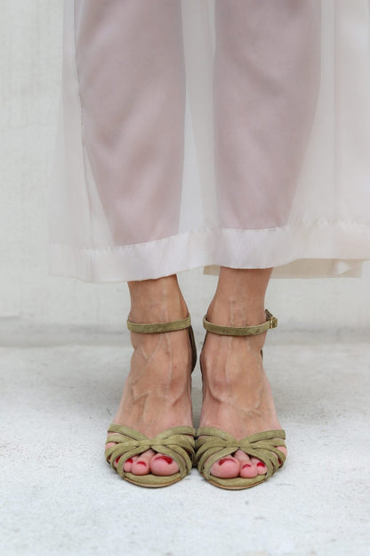 Sandales à petit talon, brides croisées et bout ouvert en daim rouge
