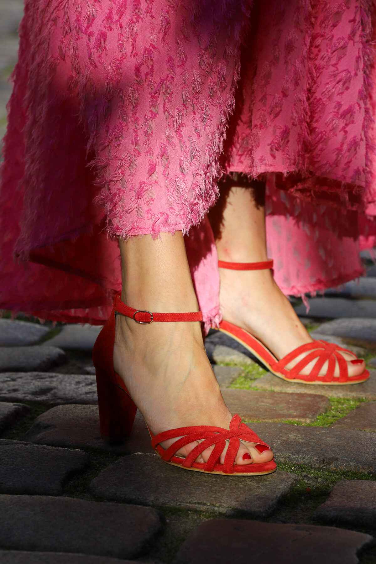 Sandales à petit talon, brides croisées et bout ouvert en daim rouge