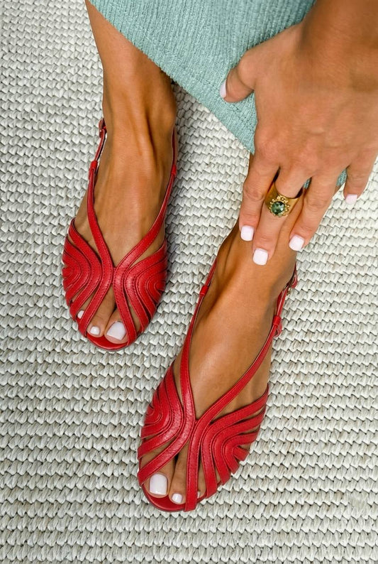 Sandales plates d'été rouges peep toe à brides effet cage en cuir