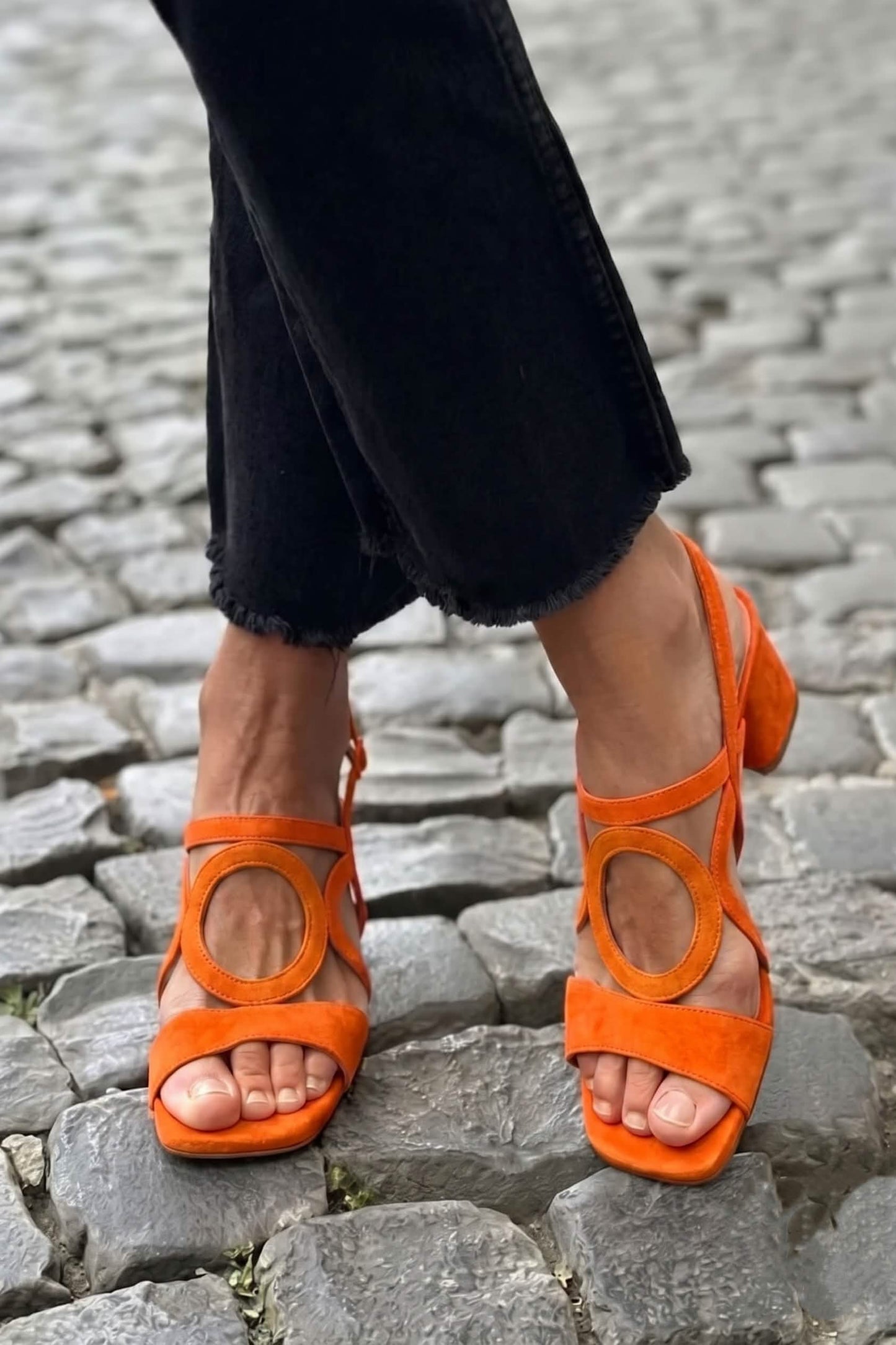 Sandales à talon jaunes à bride arrière, bout carré et découpes rondes