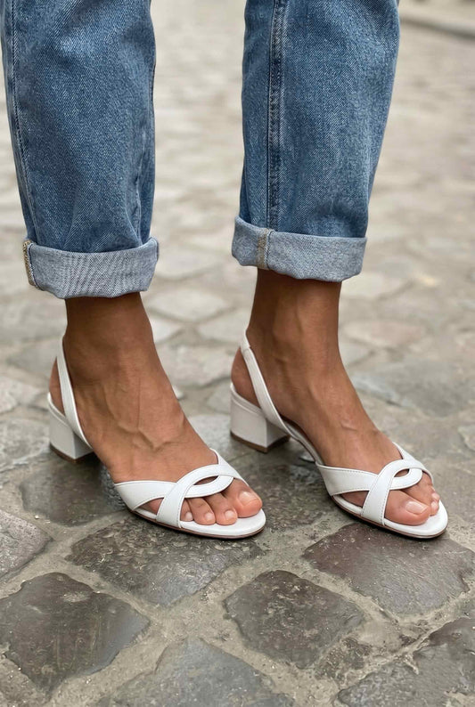 Sandales à petit talon, bout ouvert et brides croisées
