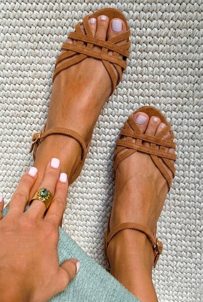 Sandales plates vintage en daim caramel à brides multiples et boucle à la cheville